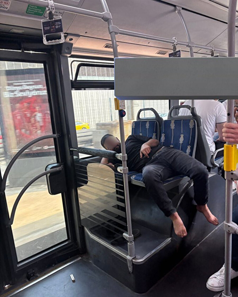 Metrobüste “Yatarak Yolculuk” tepkisi: Paylaşım sosyal medyada gündem oldu