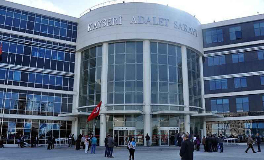 Korkutan anlar: Bakanın ziyaret ettiği adliyeye ruhsatsız silahla girmeye çalıştı