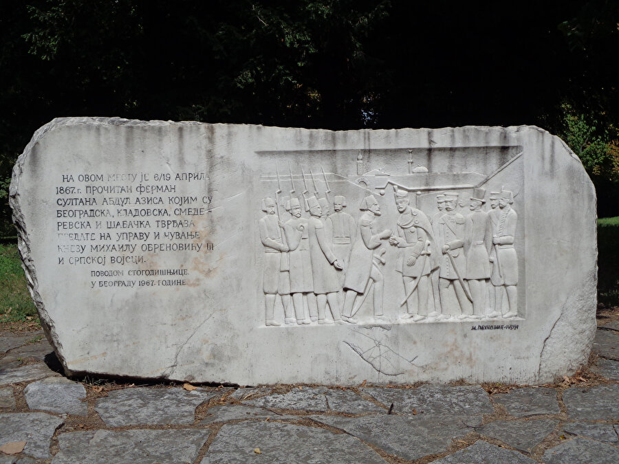 Osmanlı’nın, 6 Nisan 1867 tarihinde, Böğürdelen Kalesi, Fethül İslam Kalesi, Semendire Kalesi ve Belgrad Kalesi’nin anahtarlarını Sırplara teslim ettiği noktaya (Belgrad Kalesi) inşa edilen Anahtar Teslim Anıtı. 