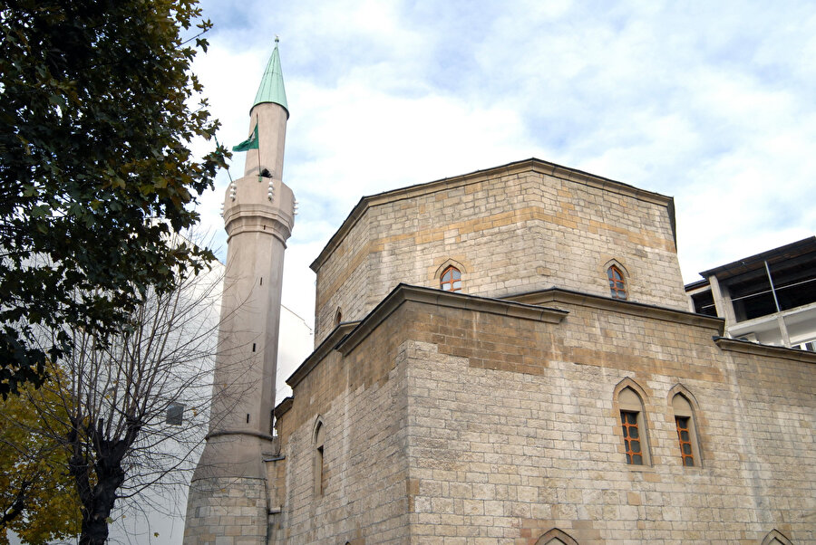 Bayraklı Camii'nin bayrakları.