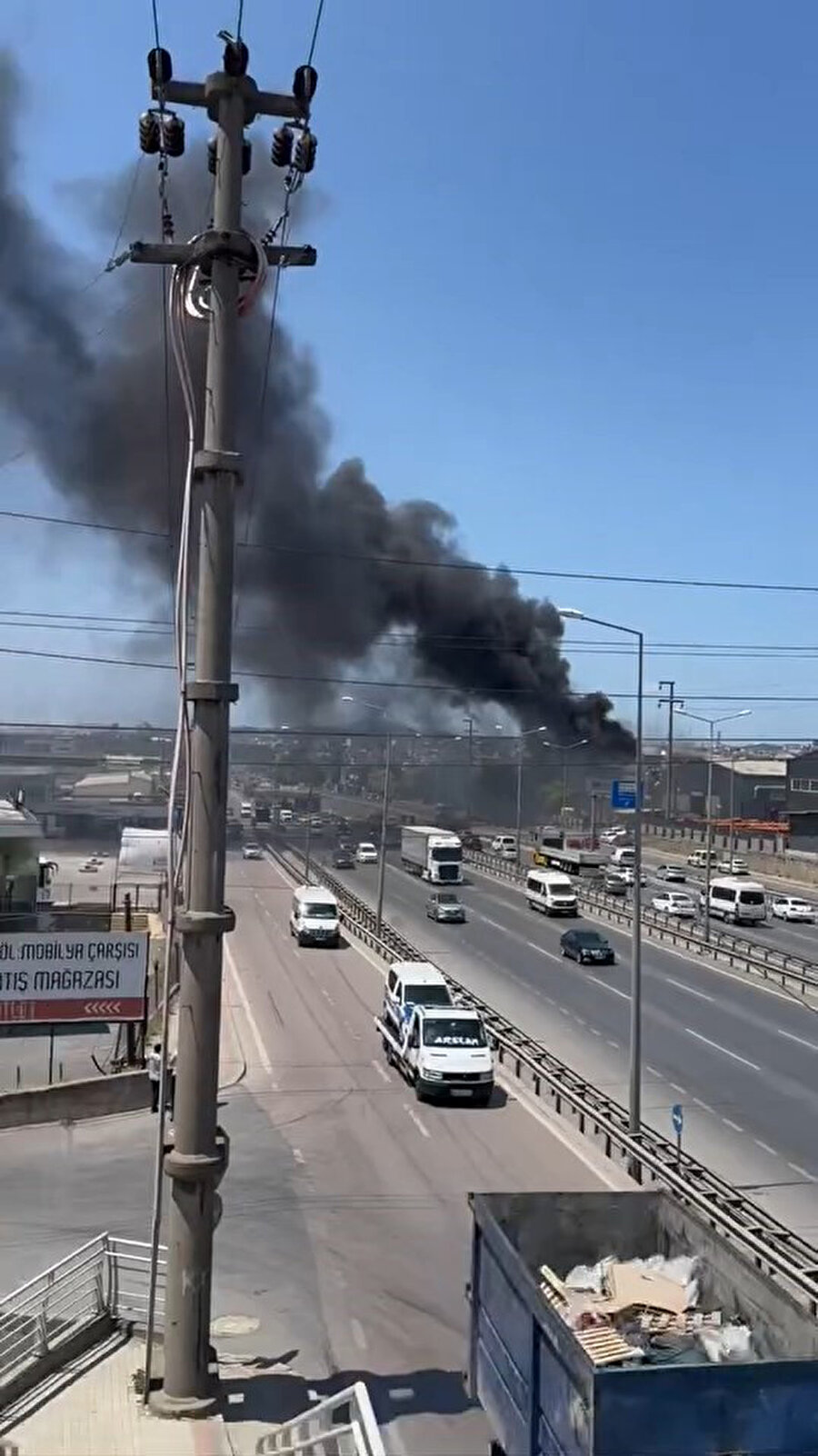 Yanan fabrikadan yükselen dumanlar