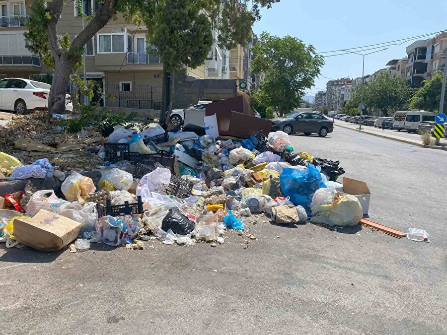 İzmir'de çöp yığınları şehri sardı