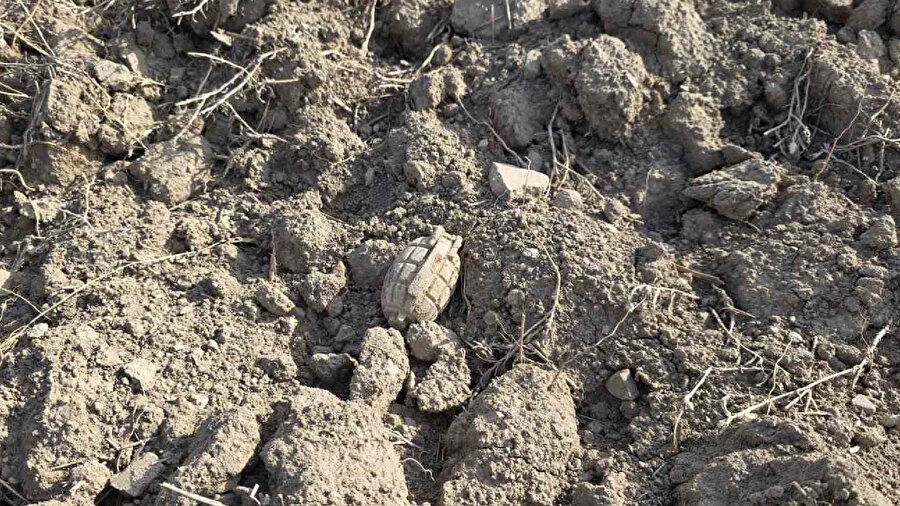 Tarlada bulunan tarihi patlamamış el bombası