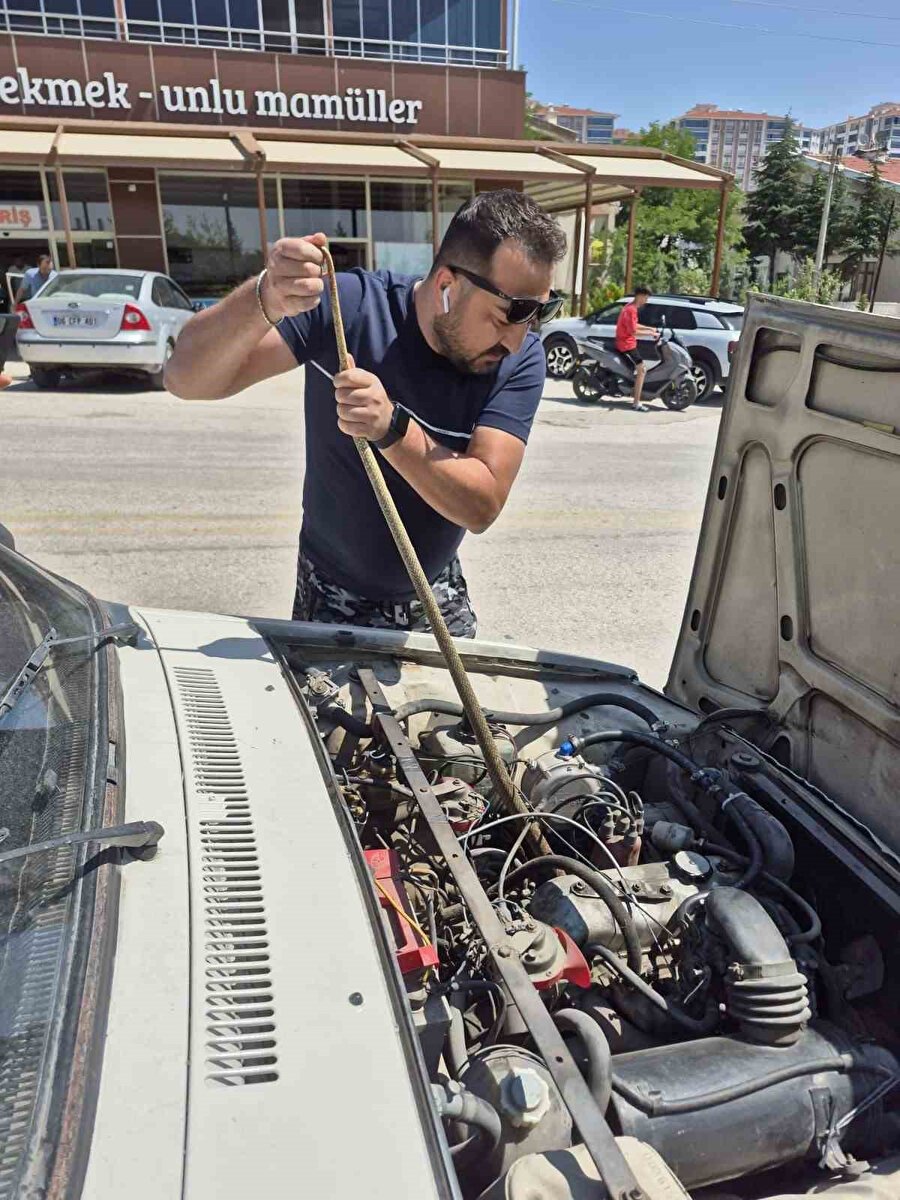 Araç motoruna giren yılana müdahale anları