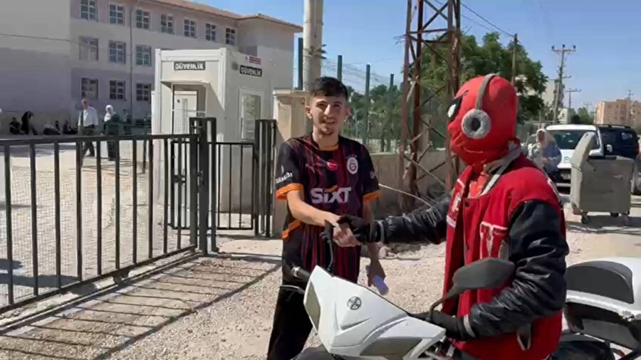 'Örümcek Adam' sınava geç kalan öğrenciyi son anda yetiştirdi