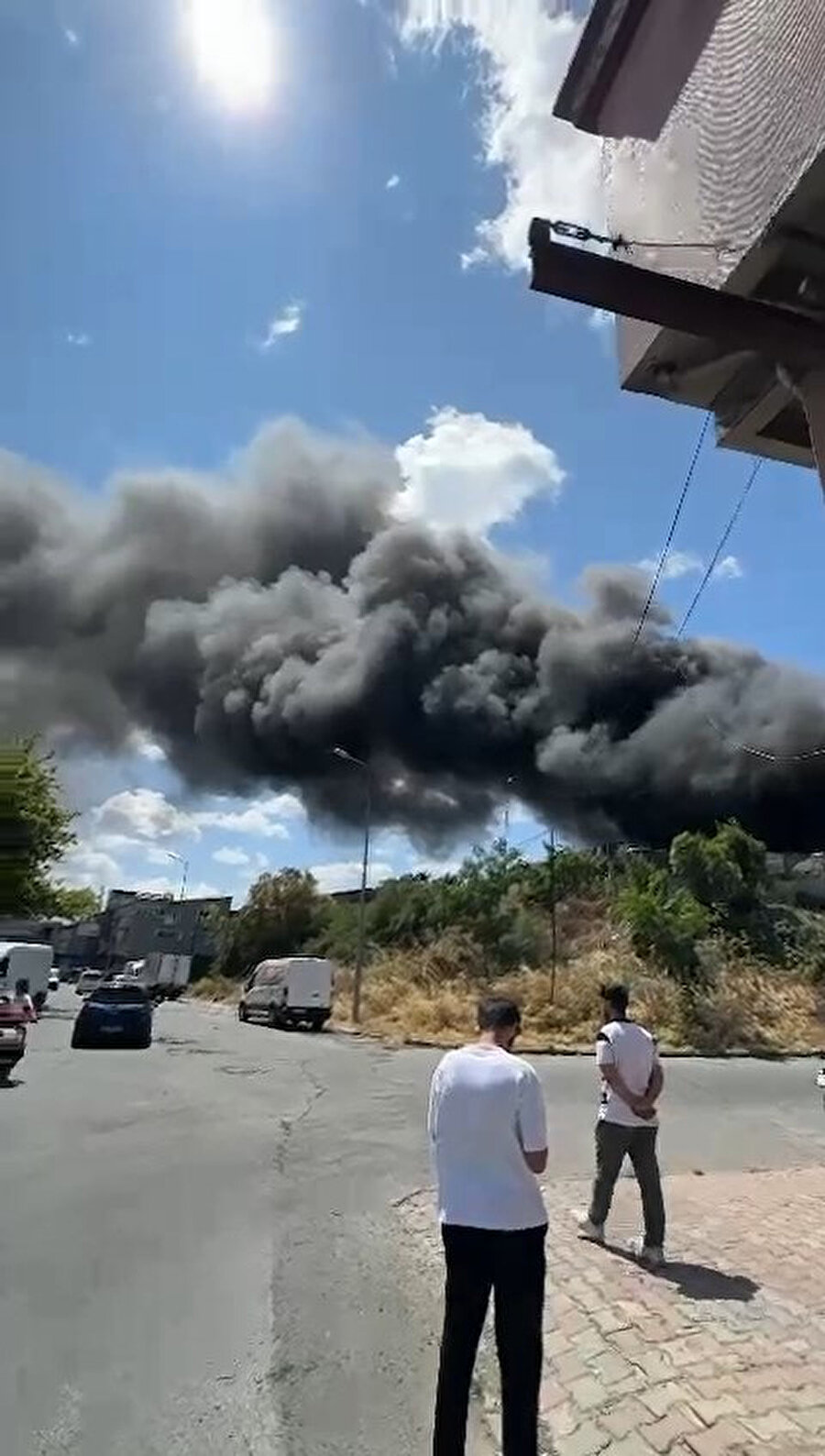 Yoğun dumanlar gökyüzünü kapladı