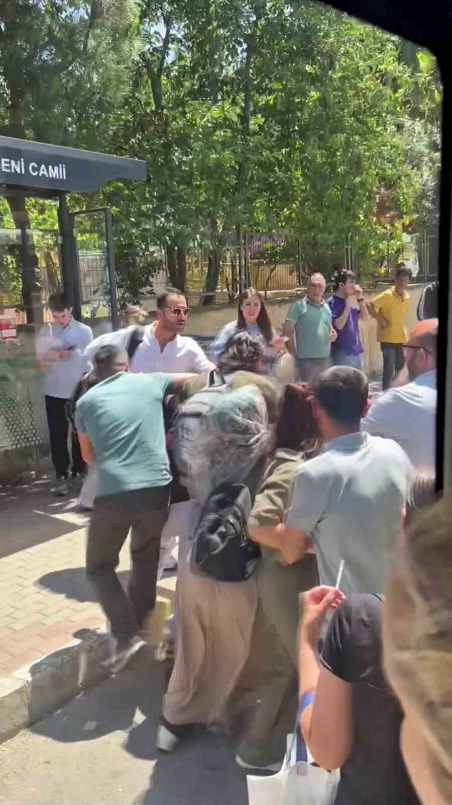 Kavga otobüs dışına da taştı