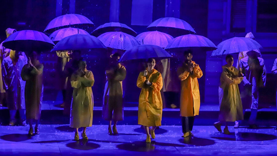 Türkiye’de bir ilk: Samsun Kültür Yolu Festivali’nde sahnede yağmur yağdırıldı