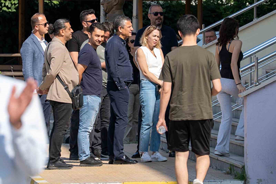 Özgür Özel okul bahçesinde