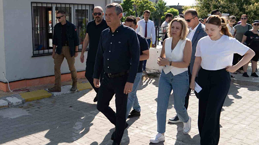 Özgür Özel, Nehir Zeyrek'e YKS sınav merkezine kadar eşlik etti