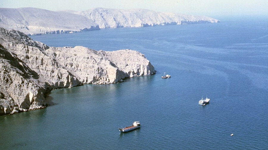 Dünya petrolünün kalbi Hürmüz Boğazı'nda son durum: Gemi trafiği sürüyor mu?​