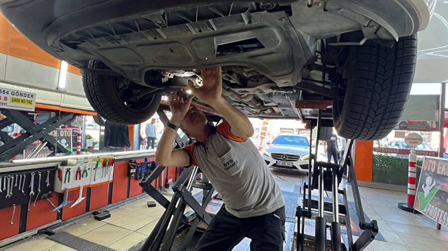 Otomobilin motorundan bulaşık teli çıktı.