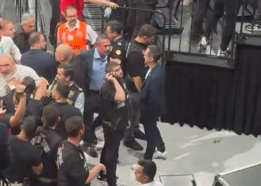 Fenerbahçe Beko- Beşiktaş Fibabanka maçının ardından sahada gerginlik: Ali Koç, tribünlere koştu, işte o anlar