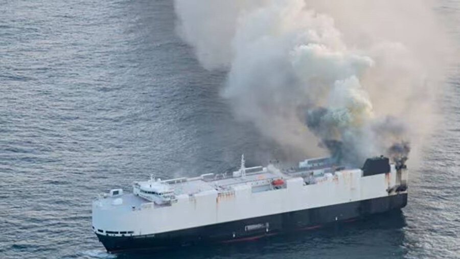 ​Pasifik Okyanusu'nda yanan gemi sonunda battı