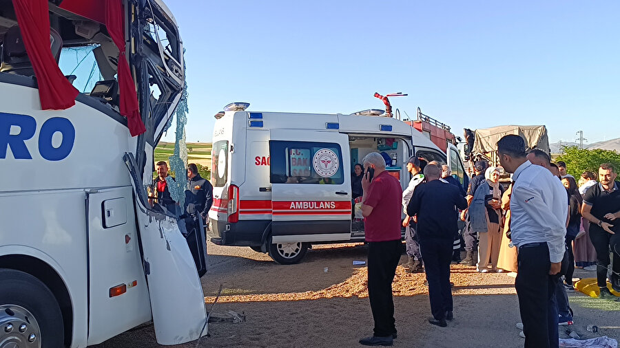 Afyonkarahisar'da yolcu otobüsü tıra çarptı: 24 yaralı 2 Kazanın görüntüleri