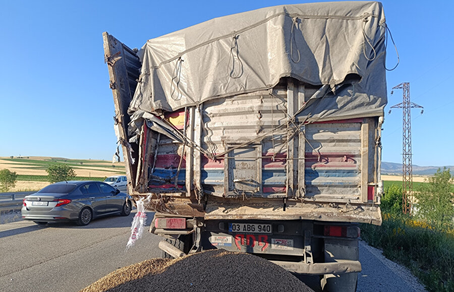 Afyonkarahisar'da yolcu otobüsü tıra çarptı: 24 yaralı 3 Hasar alan tır