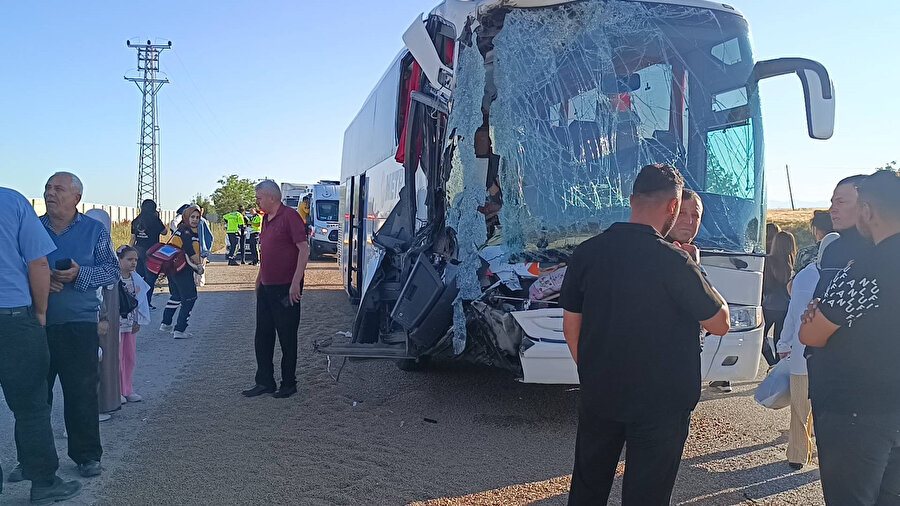 Afyonkarahisar'da yolcu otobüsü tıra çarptı: 24 yaralı 1 Afyonkarahisar'da kaza