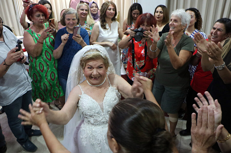 83 yaşındaki kadın gelinlik giydi