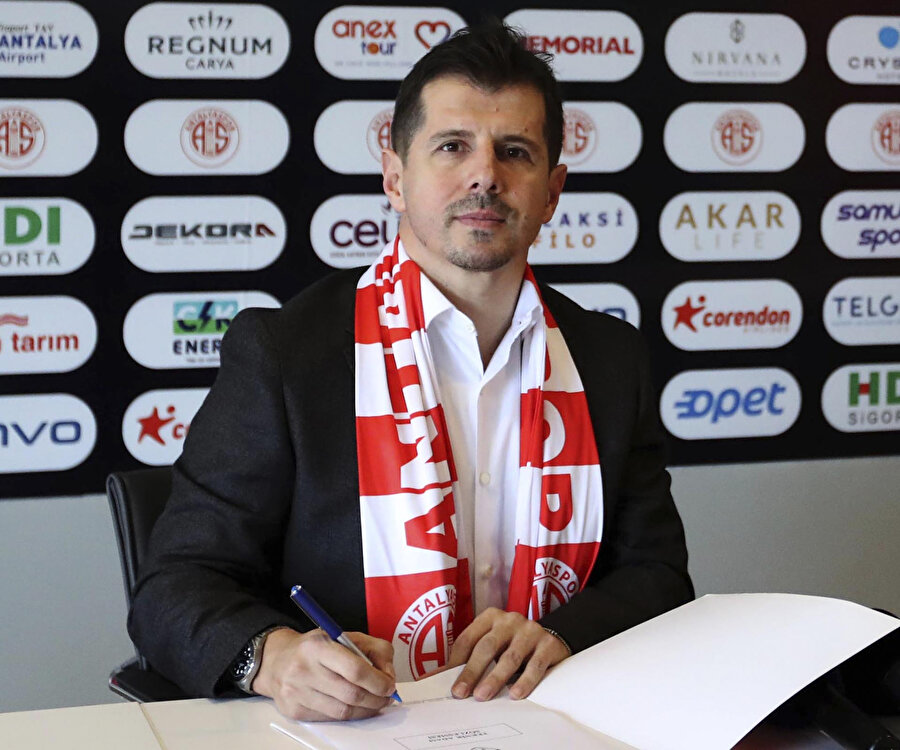 Teknik direktör Emre Belözoğlu Antalyaspor'dan ayrıldığını açıkladı.