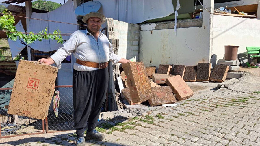 'Sinekle mücadele' için bulduğu yöntem şaşırttı: Fare yapıştırıcısı detayı