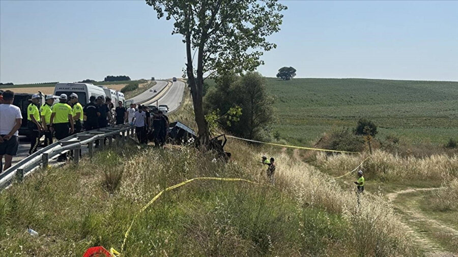 ​Edirne'de otomobil ağaca çarptı: 5 ölü, 1 yaralı