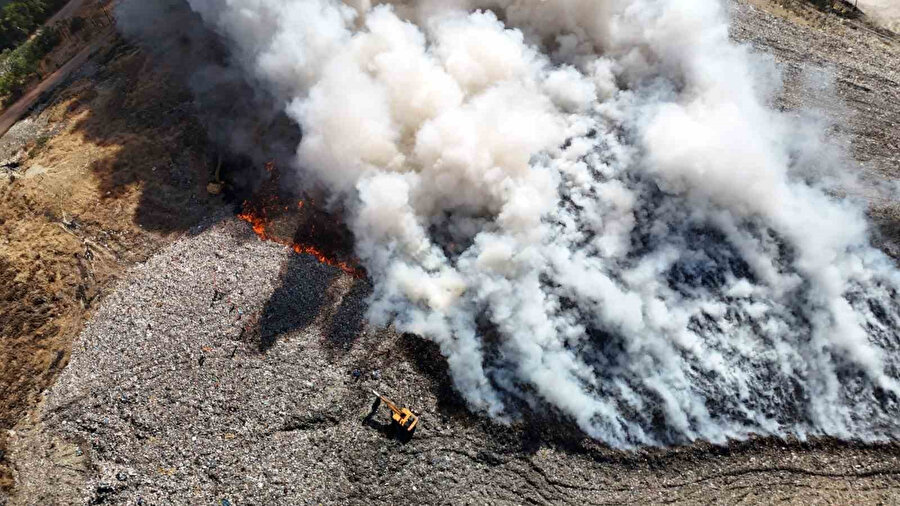 Yanan çöp döküm alanı