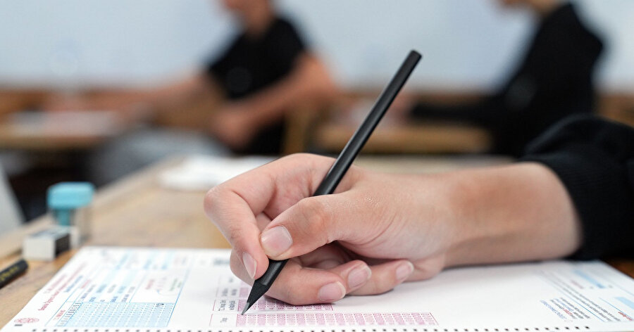 15 Haziran tarihinde Milli Eğitim Bakanlığı tarafından LGS gerçekleştirildi. Sınava katılım sağlayan öğrenciler ve veliler ise heyecanla LGS sonuçlarını beklemeye başladı. Peki, LGS sonuçları açıklandı mı, ne zaman açıklanacak? 2025 LGS sonuçlarına nasıl bakılır?

 

2025 LGS SONUÇLARI NE ZAMAN AÇIKLANACAK?

2025 LGS sonuçları, 11 Temmuz 2025 Cuma günü açıklanacak. LGS sonuç duyurusu Milli Eğitim Bakanlığı'nın resmi internet adresi üzerinden yapılacak.

 

 MEB LGS SONUÇLARI NASIL ÖĞRENİLİR?

Öğrenciler, sınav sonuçlarına meb.gov.tr adresinden T.C. kimlik numaralarıyla erişebilecek. Sınav sonuç belgeleri, posta yoluyla gönderilmeyecek.

 

2025 LGS TERCİH TARİHLERİ

Tercih işlemleri, 14-24 Temmuz 2025 tarihleri arasında yapılacak. Yerleştirme sonuçları ve boş kontenjanlar 4 Ağustos 2025'te ilan edilecek.

 

Yerleştirmeye esas 1 ve 2. nakil tercih başvuruları ve sonuçları, 4-14 Ağustos 2025 tarihleri arasında gerçekleştirilecek.

 