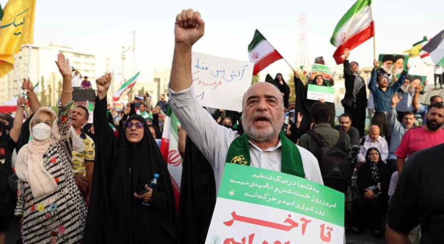 İran'da halk sokaklara döküldü: Nükleer hakkımız