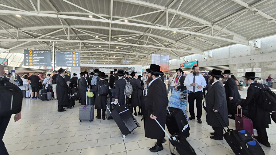 Larnaka Uluslararası Havaalanı'na varan Ultra-Ortodoks Yahudiler, Haziran 2025.