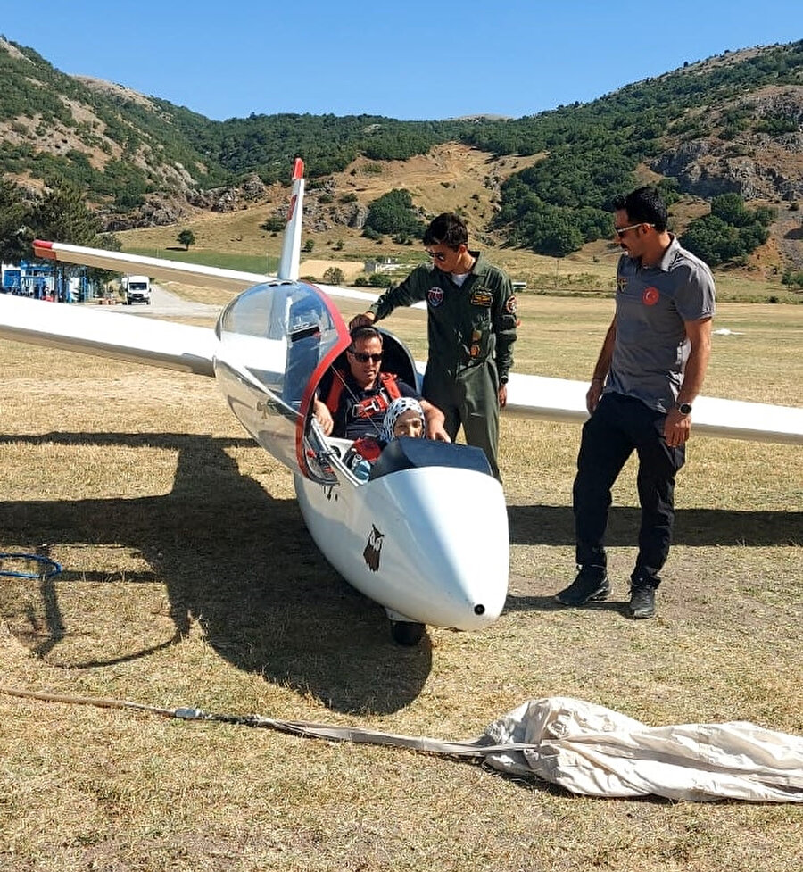 83 yaşındaki Mürüvvet Türksoy kokpitte