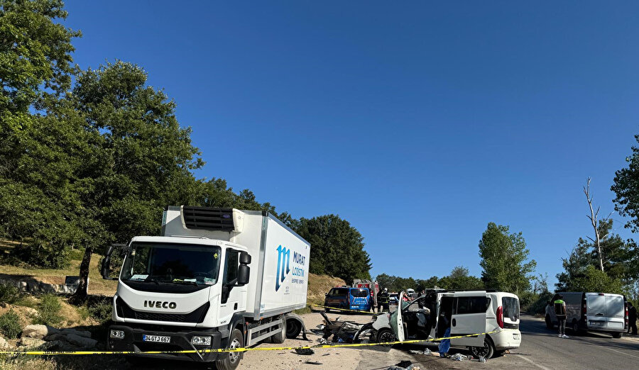 Tokat’ta ticari aracın kamyona çarptığı feci kazada iki ölü üç yaralı