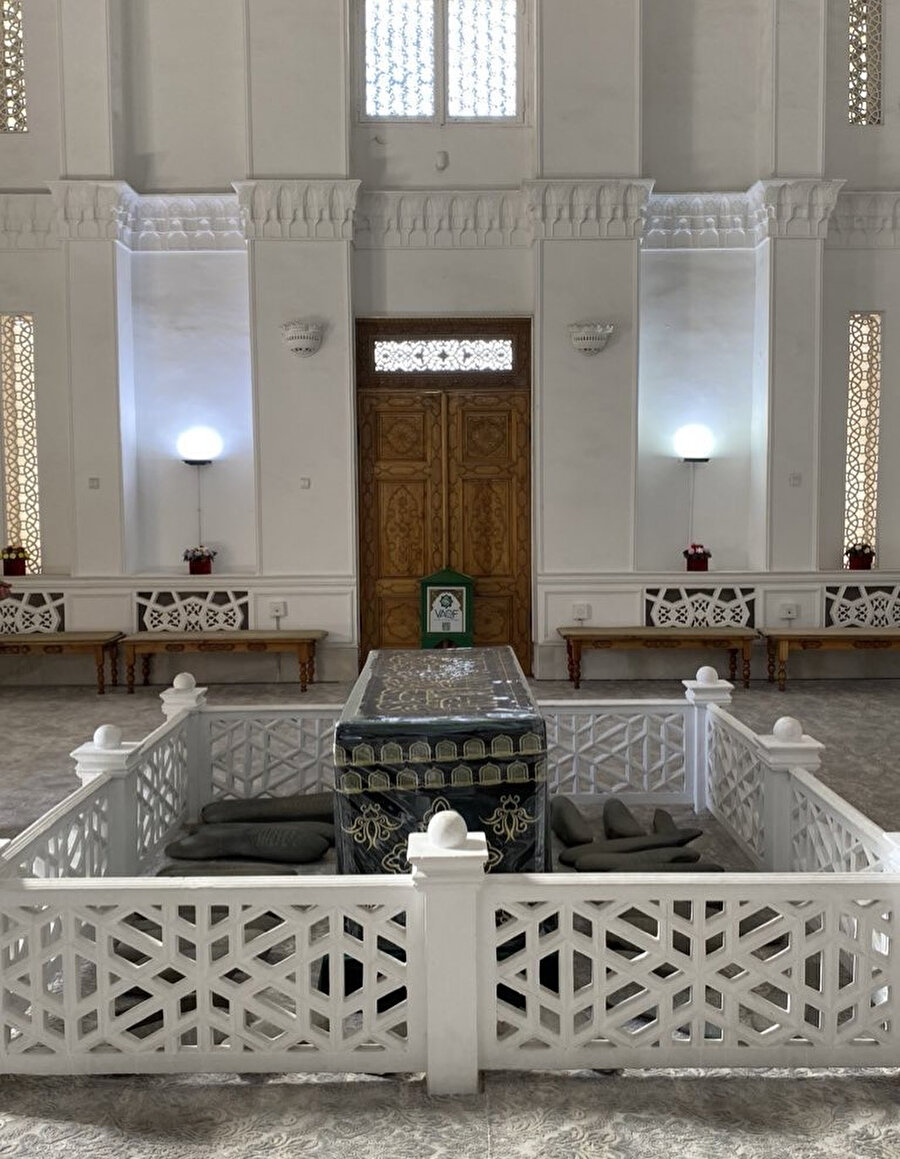 İmam Mâtürîdî Türbesi'nin içi.