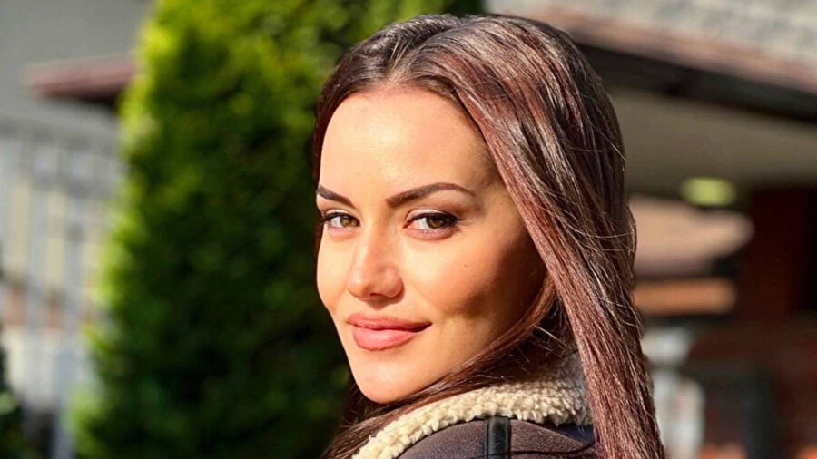 Fahriye Evcen uzun zaman sonra imajını değiştirdi: İşte yeni tarzı...