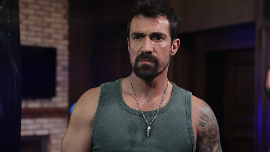 İbrahim Çelikkol'un lüks aracını vale duvara çarptı: Tepkisi sosyal medyada gündem oldu