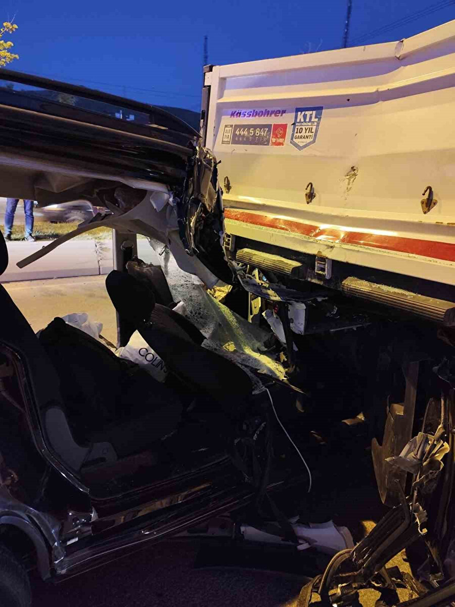 Tıra çarpan hafif ticari araç