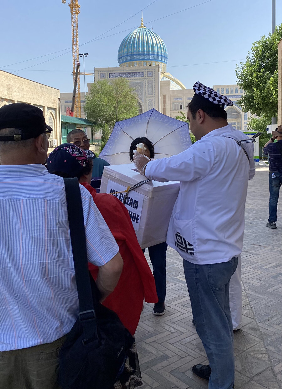 Külliyedeki seyyar dondurmacı.