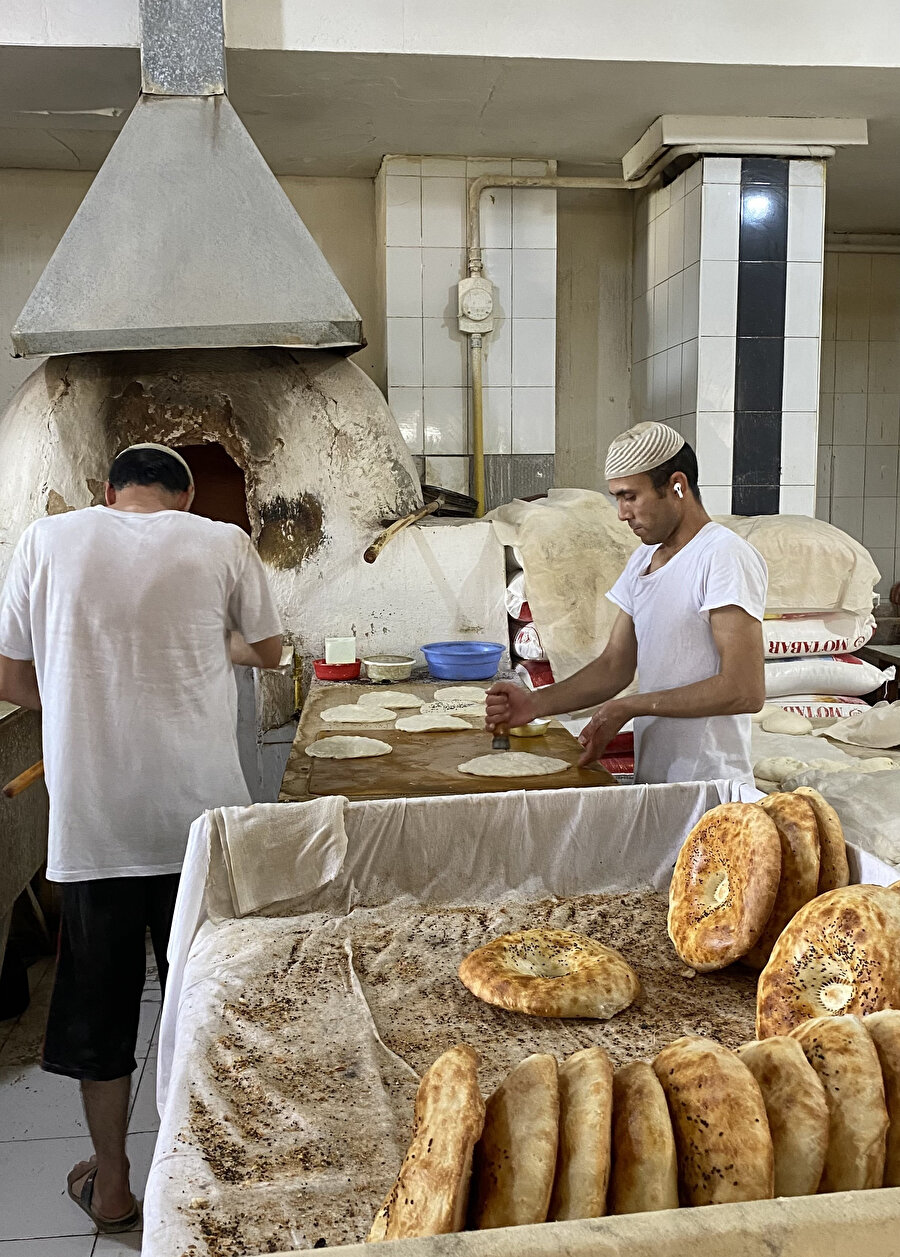 Çarsu Pazar'da bir ekmekçi.