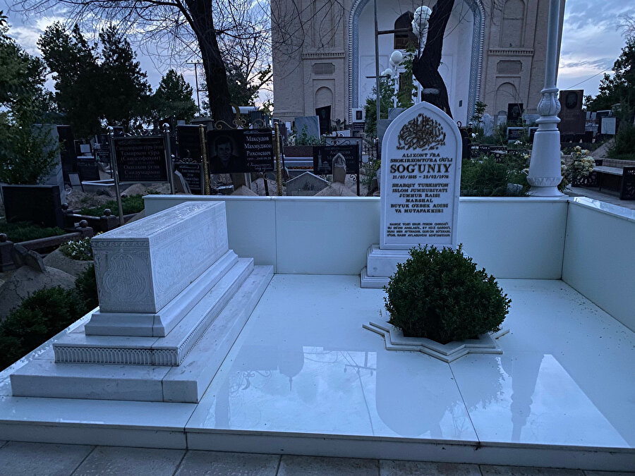 Şeyh Zeyneddin Camii’nin haziresinde mukîm Ali Han Töre’nin kabri.