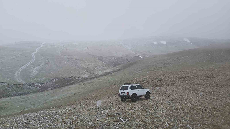 Gümüşhane’den serinleten manzara: Yazın ortasında kar sürprizi yaşadılar