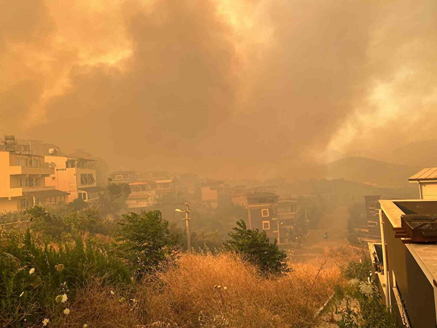 Seferihisar’da alevlerin yaklaştığı mahalle tahliye ediliyor