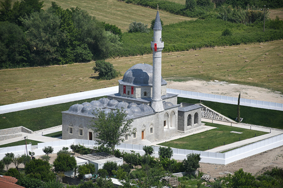Kurşunlu Camii, Osmanlılar yönetiminde ve karanlık Enver Hoca dönemine kadar Arnavutluk idaresinde, uzun yıllar bölge Müslümanlarına hizmet etti.