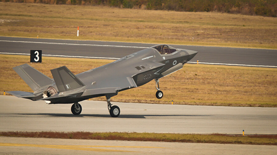 Uçak uzun süredir hangarda bekletiliyor