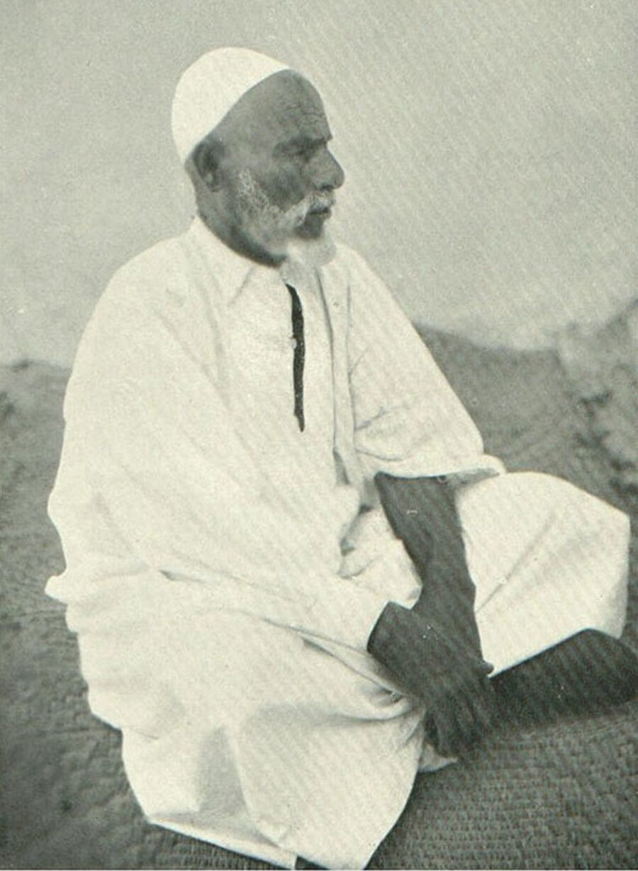 Libya'nın millî kahramanı Ömer Muhtar, Senûsî tarikatının tekkelerinde yetişmiş bir isimdi.