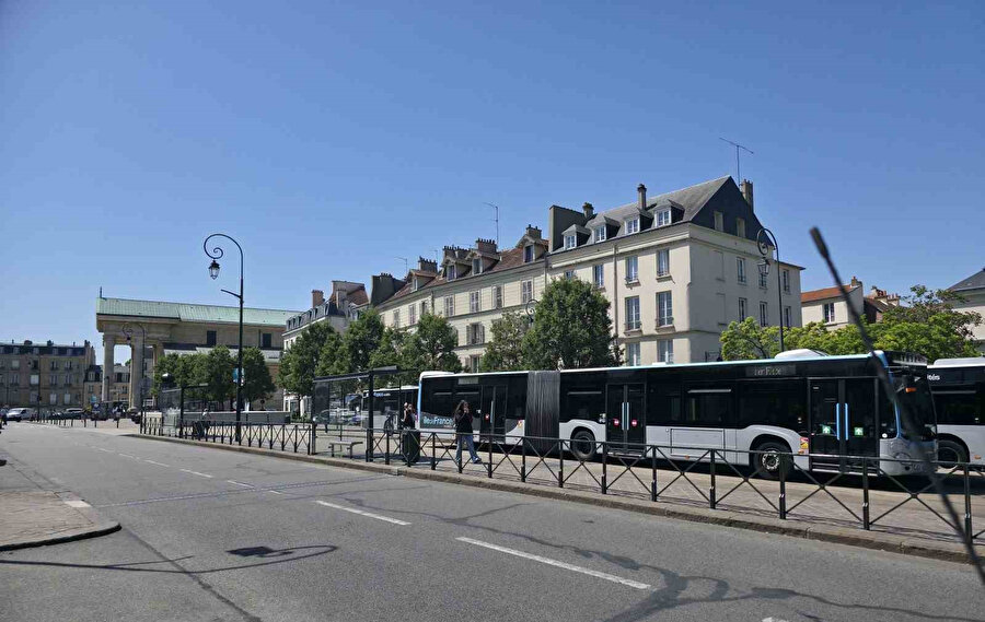 Fransa’da kamusal alanlarda sigara yasağı yürürlüğe girdi