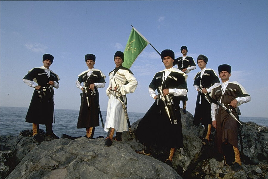 Ürdünlü Çerkesler, askerî ve sivil bürokrasinin en üst kademelerinde kendilerine yer bulmuşlardır.