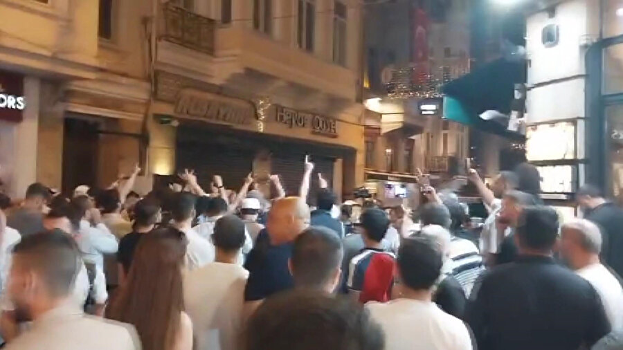 Leman dergisine tepkiler büyüyor: İstanbul valisi 'sağduyu' ve 'vakar' istedi