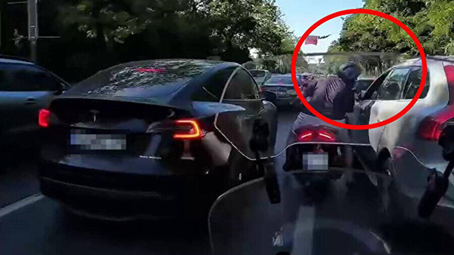 Trafikte şaşkına çeviren olay: Kendisine çarpan araç sürücüsüne tükürüp kaçtı