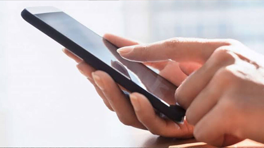 Telefonunuzun şarjı çabuk mu bitiyor, durduk yere ekranı mı açılıyor? Bu belirtiler siz gözetlendiğinizi anlatmaya çalışıyor olabilir... İşte telefonunuzda casus yazılım olabileceğine işaret eden 5 belirti