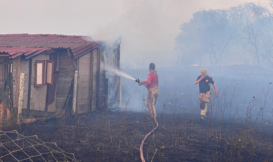Silivri'de ormanlık alandaki yangına müdahale sürüyor