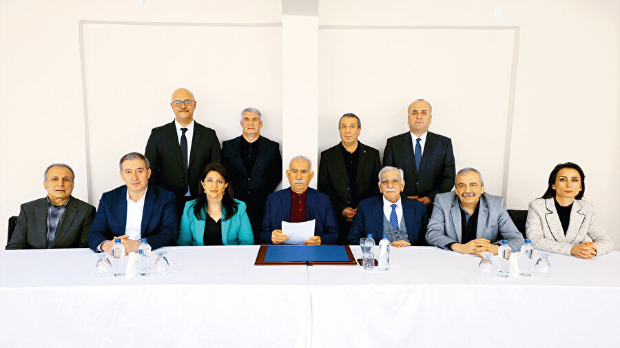 PKK’nın kendini feshetmesi ne mânâya geliyor?